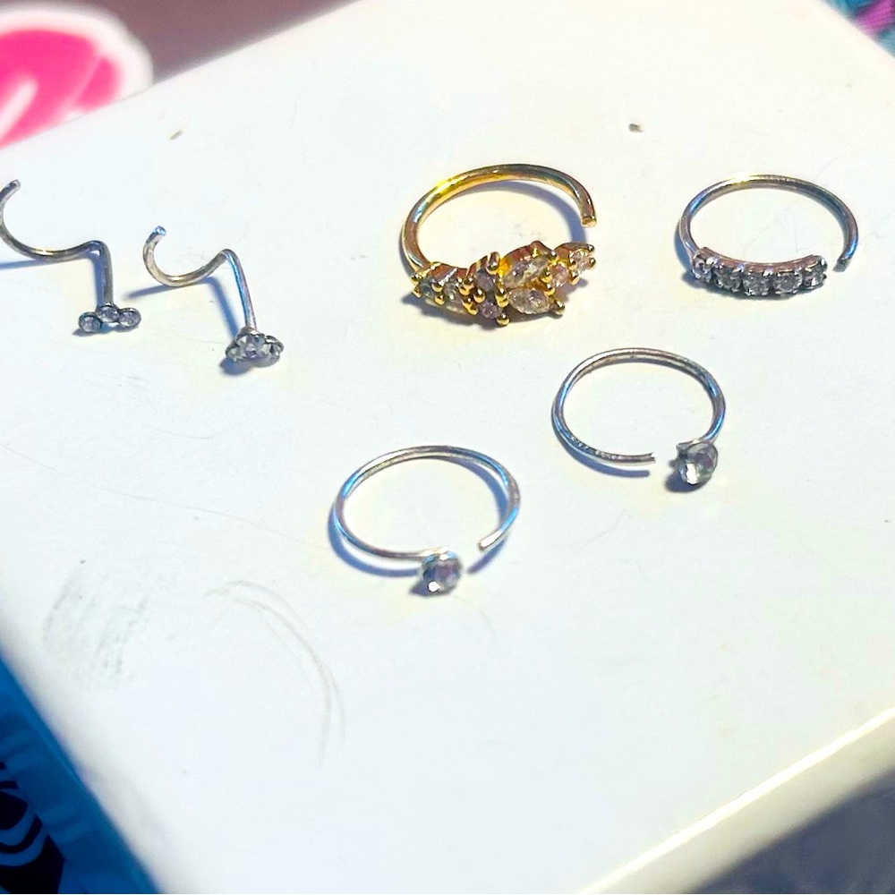 4 unique nose rings, 12 studs